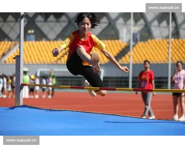 腾空丈量梦想青春在跳远赛场绽放力量与技巧之美竞技精神与荣耀追逐